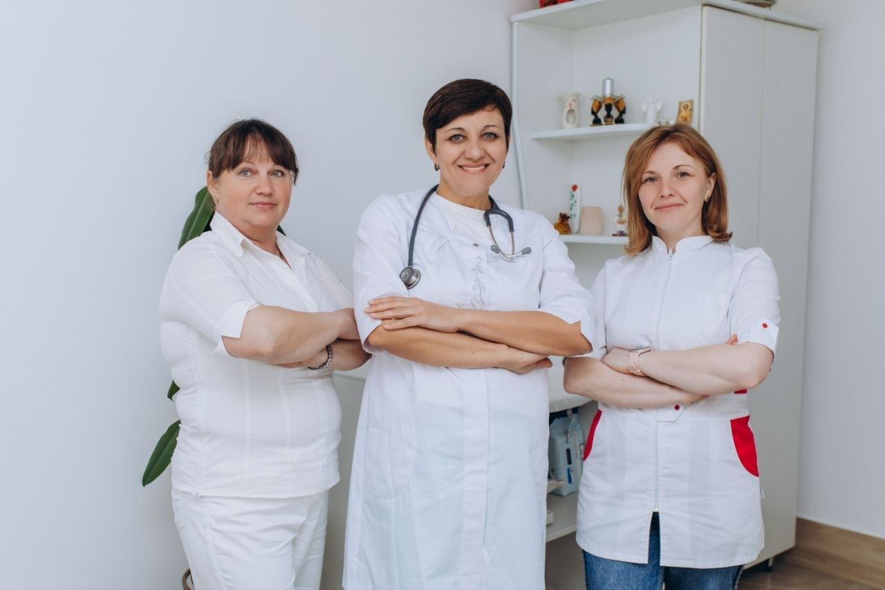 Команда клініки в білих халатах у кабінеті