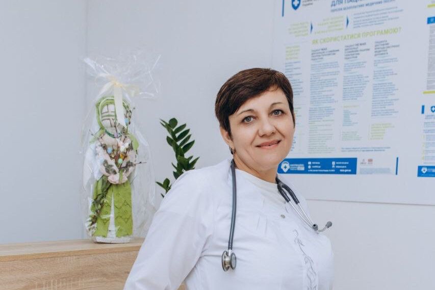 Лікарка Оксана Обрізко біля стенду «Програма медичних гарантій»