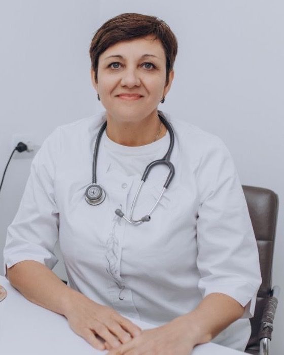 Оксана Михайлівна Обрізко в білому халаті зі стетоскопом